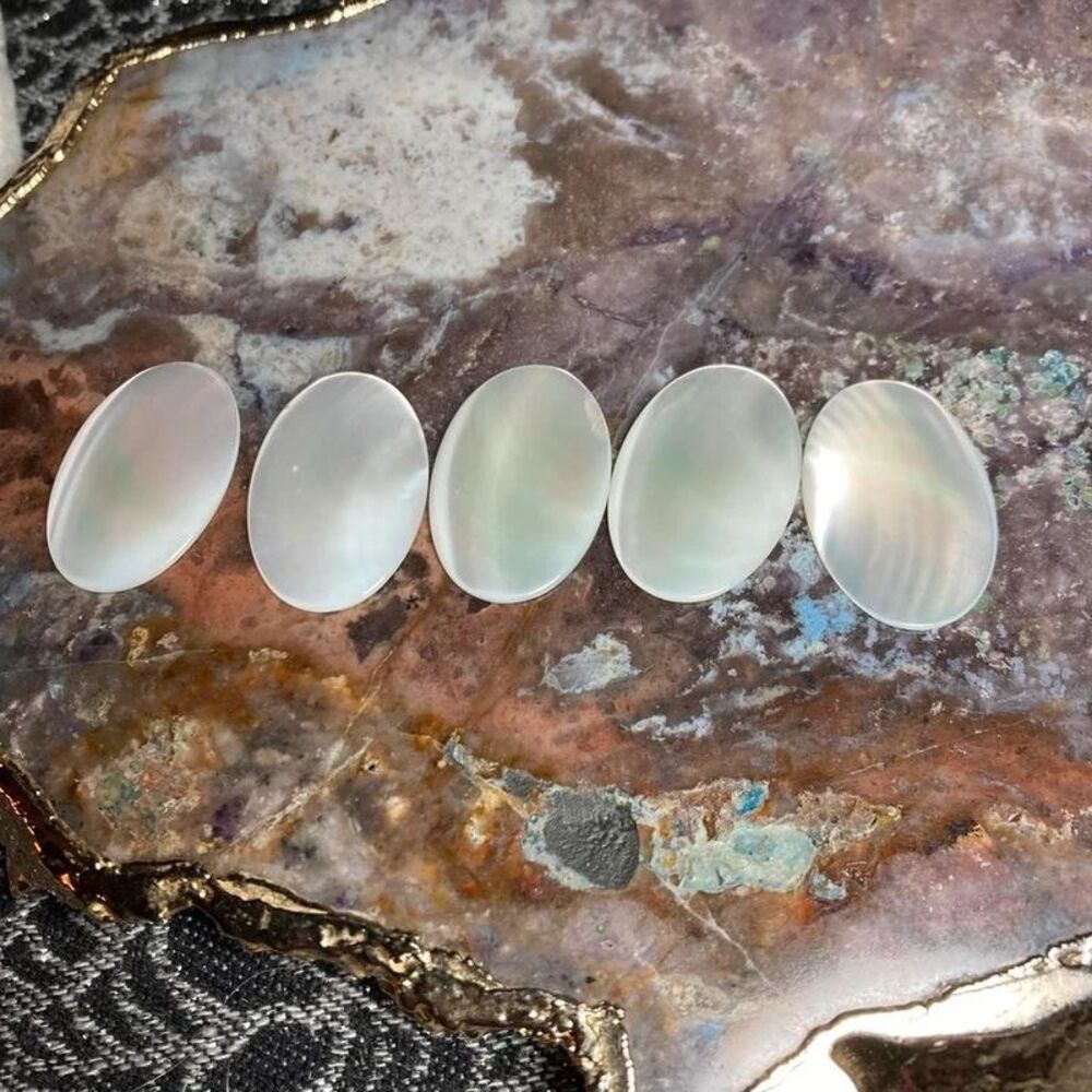 5x White Mother of Pearl Cabochons vintage old stock